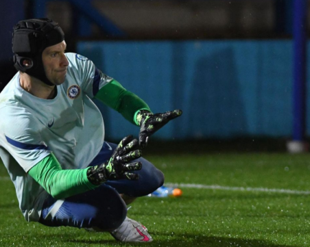 Легендарният Петър Чех се завърна в игра след 565 дни извън терените