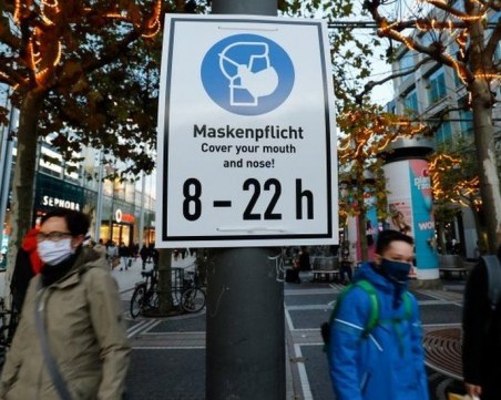Германия въвежда по-строги ограничения, ускоряват одобрението на ваксините