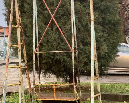 Премахнаха опасна люлка в централната част на Пловдив