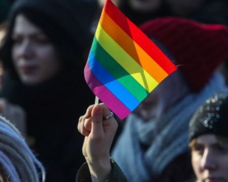 Унгария приема анти-ЛГБТ закон, който забранява еднополовите двойки да осиновяват деца