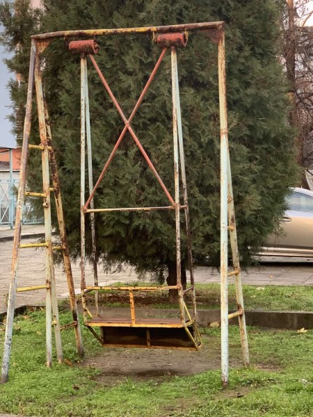 Премахнаха опасна люлка в централната част на Пловдив