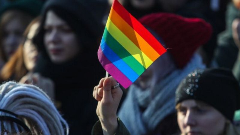 Унгария приема анти-ЛГБТ закон, който забранява еднополовите двойки да осиновяват деца