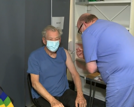 Актьорът Иън Маккелън е в еуфория, след като се ваксинира срещу COVID-19