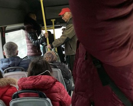 Безотговорни пътници се тъпчат в маршрутка за Пловдив, маските – мираж