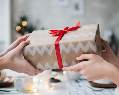 Историята на един коледен колет, който пропътува света, за да се върне в България