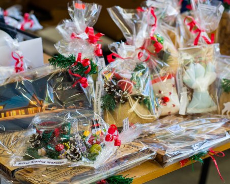 Наредиха коледен базар в съда в Пловдив