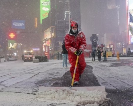 Снежна буря обхвана Щатите, на места обявиха извънредно положение
