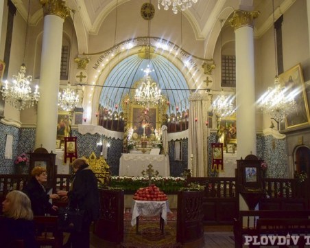 Духовници влизат в болници, ръсят със светена вода пациенти и лекари