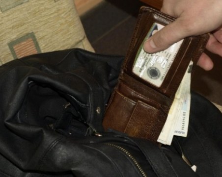 Крадец нахлу в дома на пловдивчани докато спят, задигна дамска чанта и пари