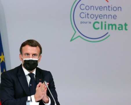 Макрон вдигна висока температура, оттегли се във Версай