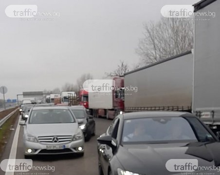 Огромна опашка на границата между Сърбия и Унгария! Десетки българи блокирани
