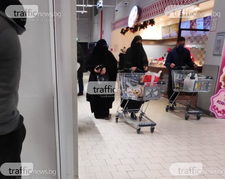 Закон за бурките ли? Жени влязоха в пловдивски магазин не с маски, а с фереджета