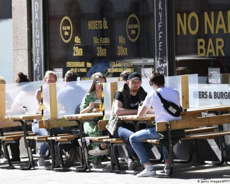 Шведското правителство въведе за първи път строги мерки, за да овладее заразата