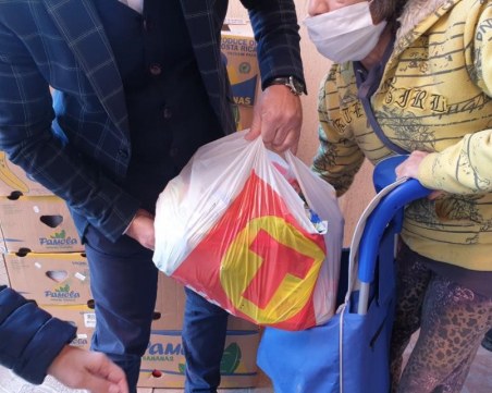 T MARKET дари пакети с храна на хора в нужда