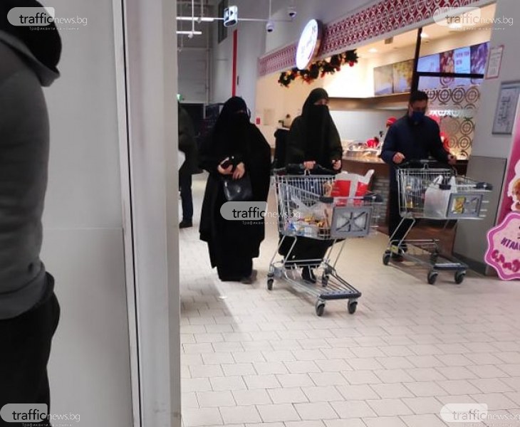Закон за бурките ли? Жени влязоха в пловдивски магазин не с маски, а с фереджета