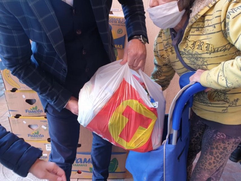 T MARKET дари пакети с храна на хора в нужда