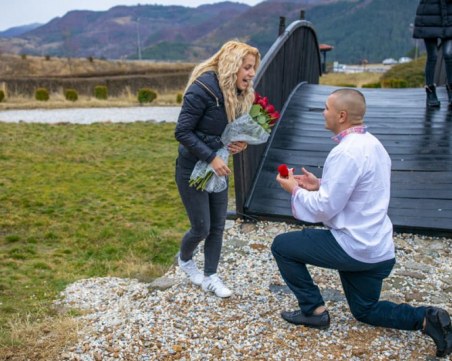 Ефрейтор от Карловската бригада поиска ръката на любимата си в народна носия под погледа на Боримечката