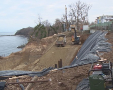 Нов строеж на брега на морето възмути граждани
