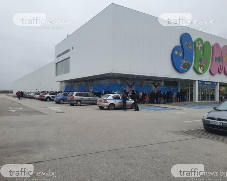 Предколедно: Опашки се вият пред магазините в Пловдив