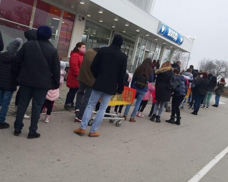 Сервитьори и бармани от Пловдив излизат на протест: За пореден път заведенията са удобната жертва!