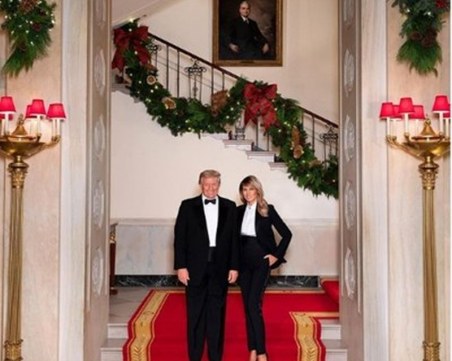 Тръмп и Мелания в еднакви смокинги за празничен поздрав