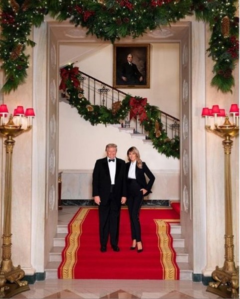 Тръмп и Мелания в еднакви смокинги за празничен поздрав