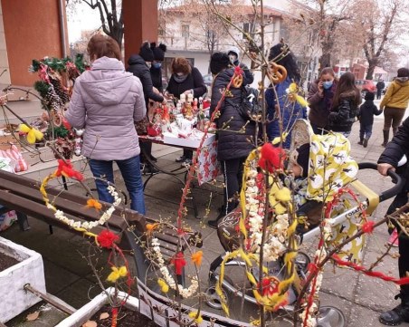 Коледен базар в Първенец! Доброволци събират пари за училище