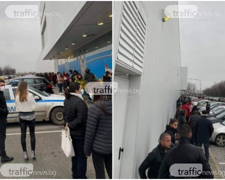 Лудницата продължа! Над 270 души чакат на опашка пред Джъмбо