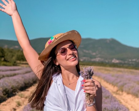 Различните млади: Стефани Исакова-цвете на поезията, което се готви да влезе сред лекарските ни редици