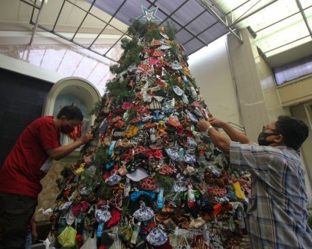 Вместо топки и гирлянди: Маски и дезинфектанти на коледно дърво в Индонезия