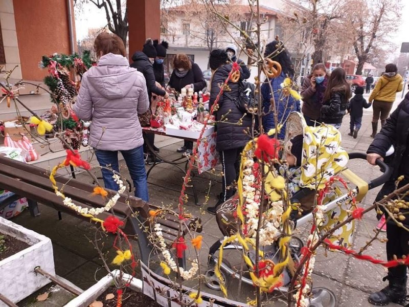 Коледен базар в Първенец! Доброволци събират пари за училище