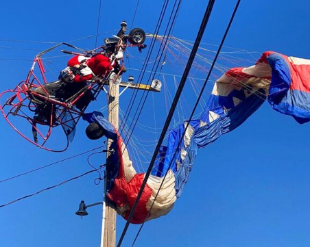 Дядо Коледа се оплете в далекопроводни жици