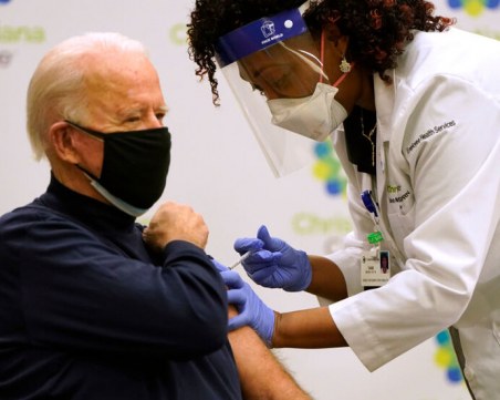 Джо Байдън се ваксинира