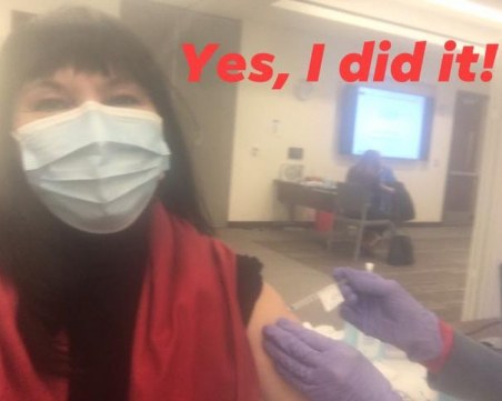 Пловдивчанка се ваксинира срещу COVID-19 в Чикаго