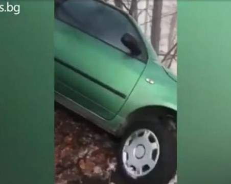 Шофьор катастрофира на заледен път край Пловдив, после заряза автомобила