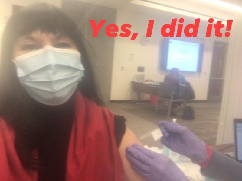 Пловдивчанка се ваксинира срещу COVID-19 в Чикаго
