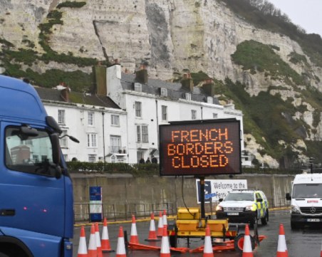 Хиляди блокирани във Великобритания, български шофьори със семействата си са в капана