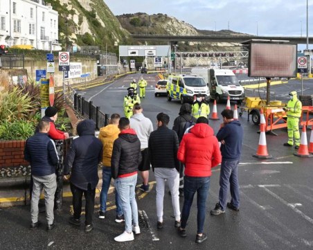 Франция отваря границата с Великобритания за свои граждани и транзит, но не и за британци
