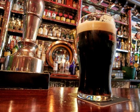 Ирландия затваря заведения и магазини заради трета вълна на пандемията