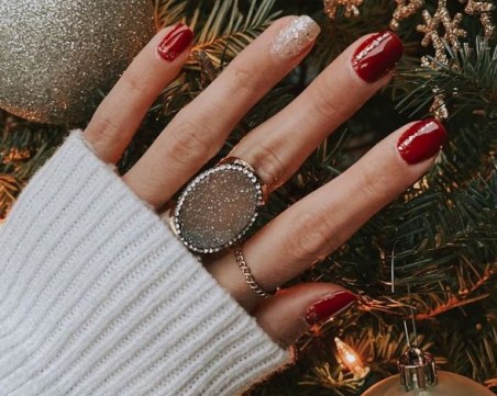 Избор, който обожаваме: Празничен маникюр в червено