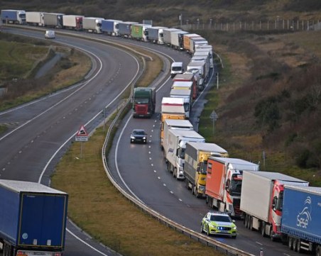 Стотици българи блокирани край Ламанша, от посолството ни раздават вода и храна на сънародниците ни