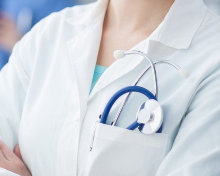 82-годишна мед. сестра още е на първа линия: Ще работя докато мога да ходя