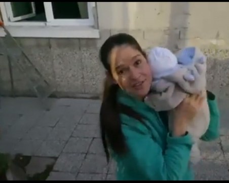 Абсурд в Пловдив! Певицата Веси Бонева влиза в дома си с бебето през прозорец заради съседски спор