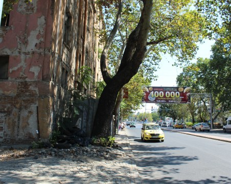 Бутат тютюнев склад в Пловдив! Ограничават движението