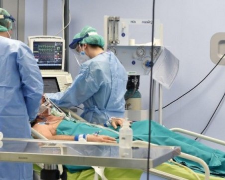 Изтъкнат професор: Който не се ваксинира, да не бъде обдишван