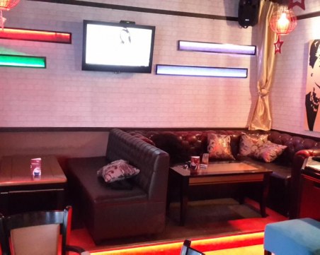 Клиенти ядат и пият в пловдивско заведение, полиция ги спипа