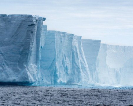 Огромен айсберг се откъсна от Антрактида