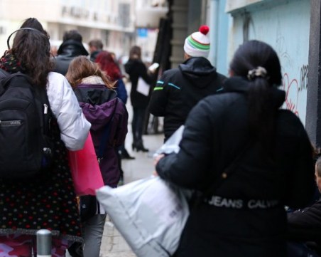 Огромни опашки пред куриерските офиси, чака се с часове