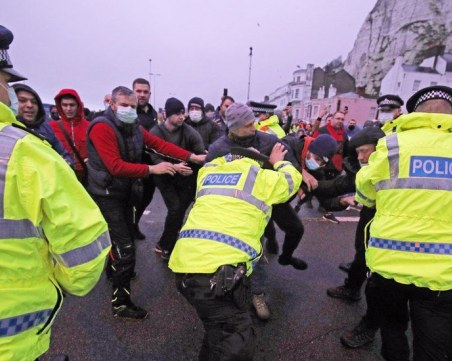 Разочарование и опънати нерви сред шофьорите в Дувър доведе до сблъсъци с полицията