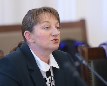 Сачева с нова заповед: Служителите в неплатен отпуск ще могат да взимат компенсации